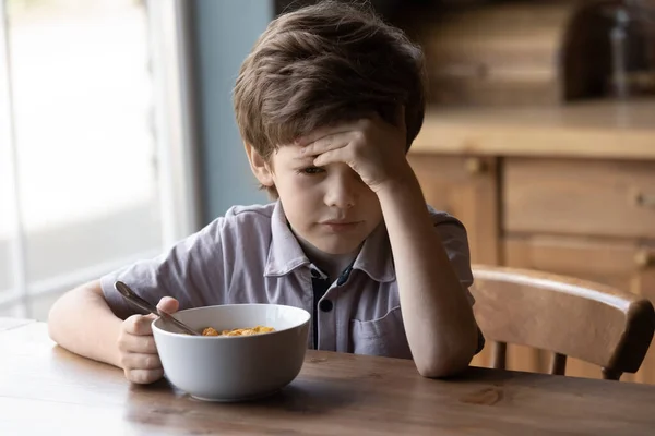 不幸な小さな男の子は健康的な朝食を食べることを拒否 — ストック写真