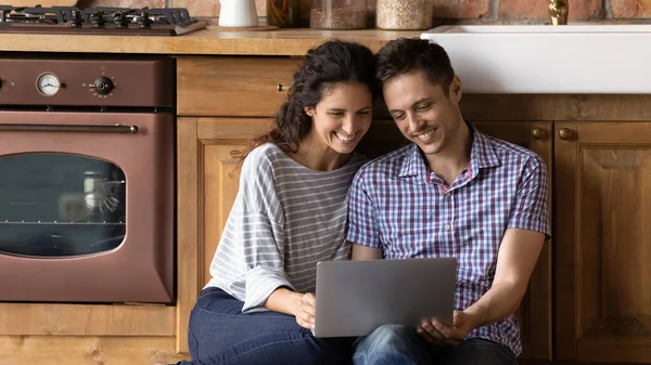 Banner view of happy couple using laptop at home — Stock Photo, Image