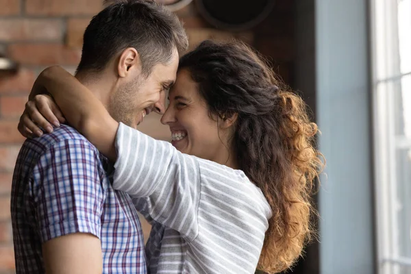 Felice coppia abbraccio godere di tempo romantico a casa — Foto Stock