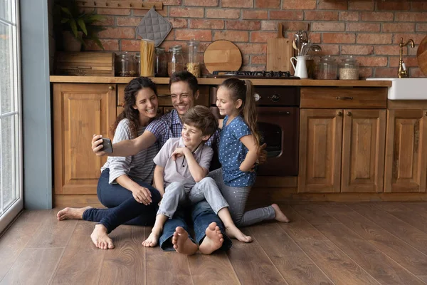 Glückliche Eltern mit kleinen Kindern Männchen-Selfie auf dem Smartphone — Stockfoto