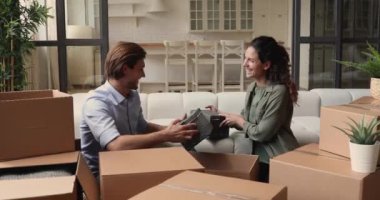 Mutlu gülümseyen milenyum aile çifti kutuları açıyor..