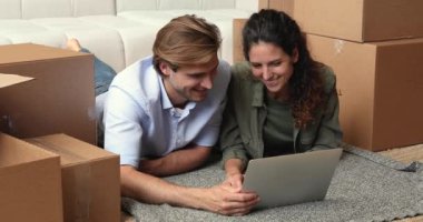 Gülümseyen milenyum çifti iç dekorasyon alışverişi yapıyor..