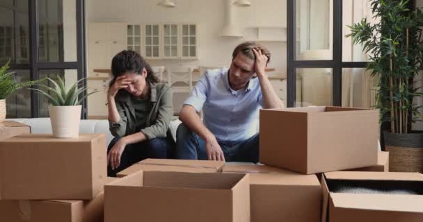 Infeliz jovem casal familiar sentindo-se estressado movendo-se para novo apartamento. — Vídeo de Stock