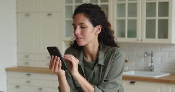 Щаслива тисячолітня біла жінка купує в мобільному додатку . — стокове відео