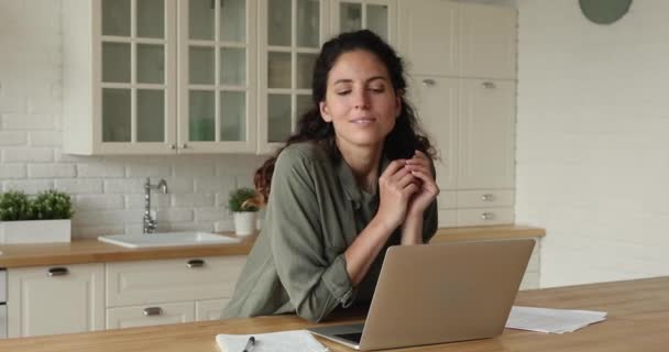 Dromen jonge vrouw freelancer werken op laptop. — Stockvideo