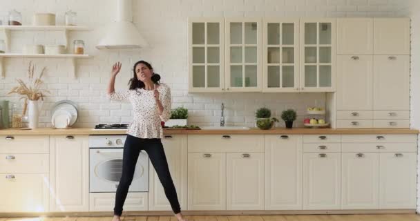 Alegre millennial atractiva mujer divirtiéndose preparando comida. — Vídeos de Stock