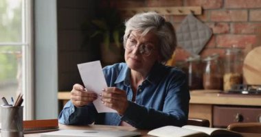 Yaşlı bir kadın zarfı açtı. Mektupta gülücükler okunuyor.