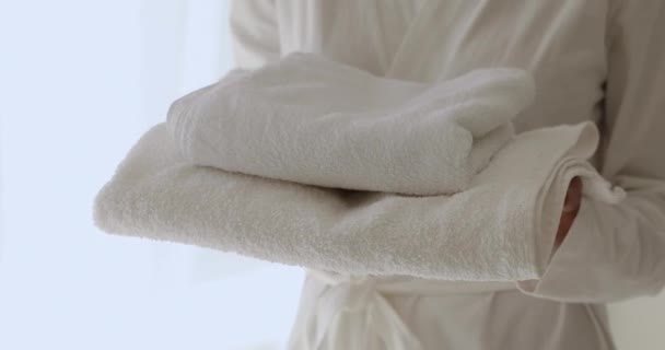 Κοντινό πλάνο νεαρή γυναίκα κρατώντας μαλακές πετσέτες που στα χέρια. — Αρχείο Βίντεο