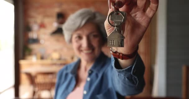 Yakından bak, yaşlı kadın elinde anahtarlar tutuyor. — Stok video
