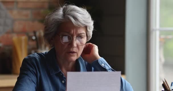 Moyen âge femme lettre de lecture message se sent déçu — Video