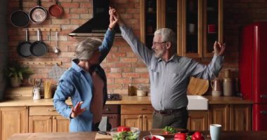 Mutfakta dans eden aktif, yaşlı eşler.