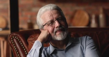 65 'lerin mutlu yaşlılarının portresini kapat.