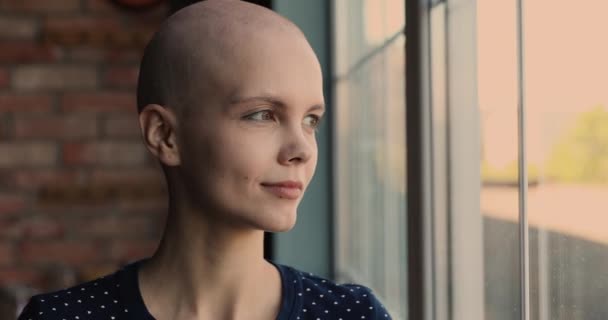 Detailní portrét mladé plešaté optimistické pacientky s rakovinou — Stock video