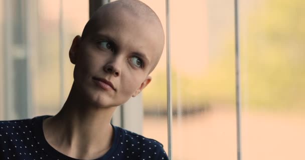 Портрет крупным планом лысая пациентка с раком смотрит в камеру — стоковое видео