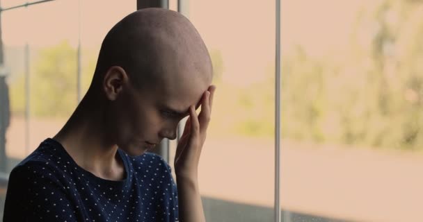 Portrait latéral en gros plan d'une patiente chauve atteinte d'un cancer — Video
