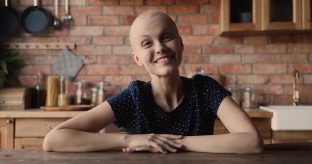 Młoda łysa kobieta nowotwór pacjenta powitanie online onkolog rozpocząć wideo — Wideo stockowe