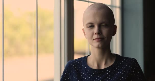 Huvudskott porträtt skallig kvinnlig cancer patient ler tittar på kameran — Stockvideo