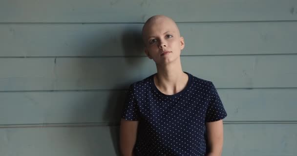 Desperat cancerpatient skallig kvinna poserar i studio — Stockvideo