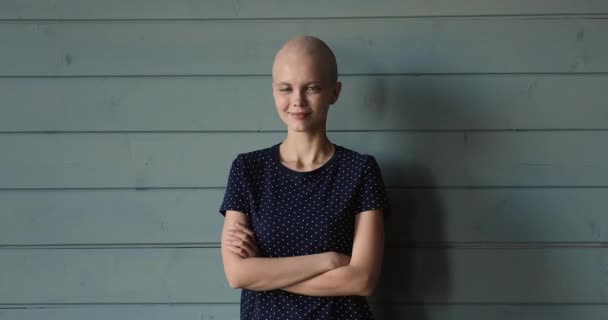 Studio porträtt optimistisk skallig kvinnlig cancerpatient poserar i studio — Stockvideo