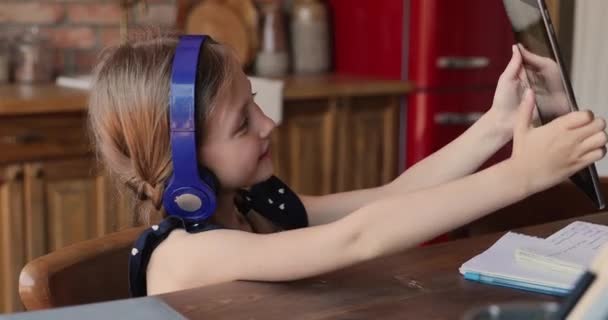 Girl holding tablet talk to friend play online videogames together — Stock Video