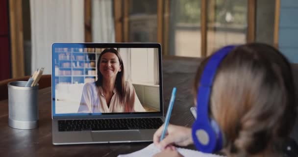 Monitor de computadora portátil vista sobre hombro de niño maestro en línea enseñando niño — Vídeos de Stock