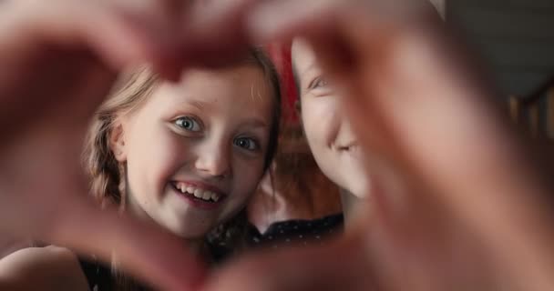 Closeup dívka s plešatý maminka dělat srdce tvar s rukama — Stock video