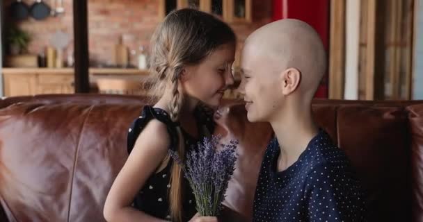 Daughter make surprise for mom cancer patient gives her flowers — Stock Video