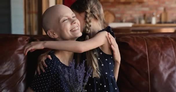 Donna calva che riceve congratulazioni da figlia per il recupero della malattia oncologica — Video Stock