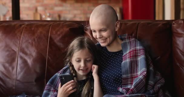Мать больная раком проводить время с дочерью с помощью смартфона — стоковое видео