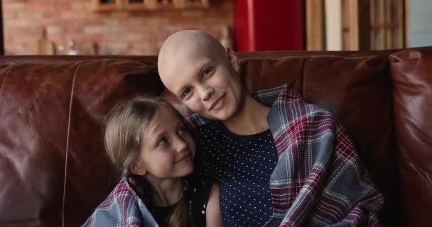 Pacjentka z rakiem jej córeczka spoczywa na kanapie wewnątrz — Wideo stockowe