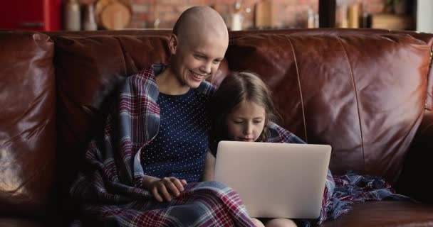 Câncer paciente mãe com filha descansando se divertindo usando laptop — Vídeo de Stock