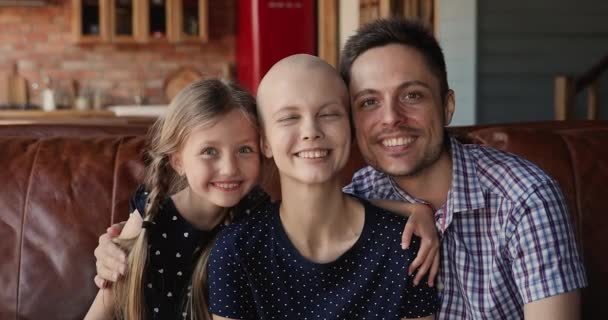 Esposo cariñoso, hijita abrazando feliz paciente de cáncer femenino — Vídeo de stock