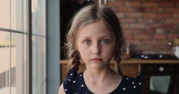 Retrato linda niña de pie sonrisa interior mira a la cámara — Vídeos de Stock