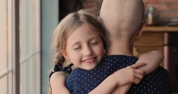 Figlia coccole calvo madre cancro paziente dà il suo amore — Video Stock