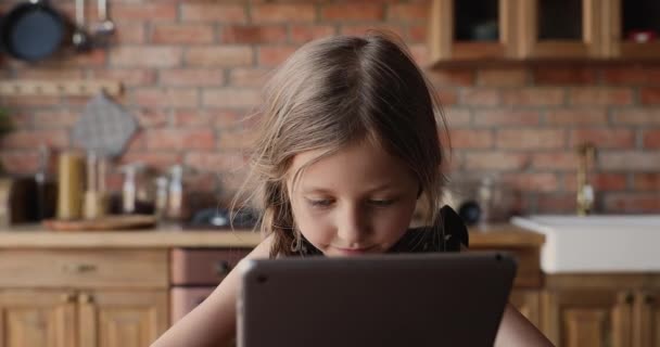 Menina bonito usando dispositivo tablet rindo desfrutar de entretenimento online — Vídeo de Stock