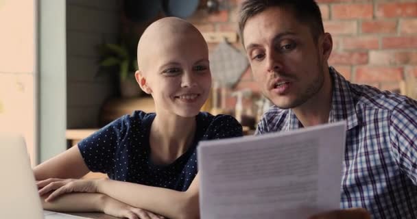 Calva mujer su marido leyendo salud prueba resultados celebrar remisión — Vídeo de stock