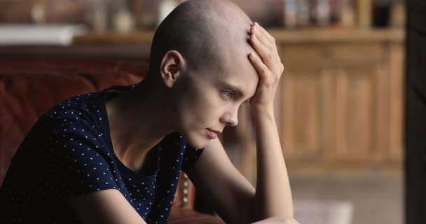 Close-up jonge vrouw kanker patiënt zorgen te maken over toekomstige operatie — Stockvideo