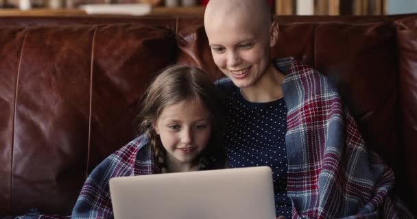 Matka pacjentka z rakiem jej córka spoczywa na kanapie z laptopem — Wideo stockowe