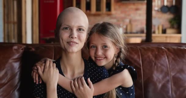 Mały uroczy kochający córka przytulić młody łysy matka rak pacjent — Wideo stockowe