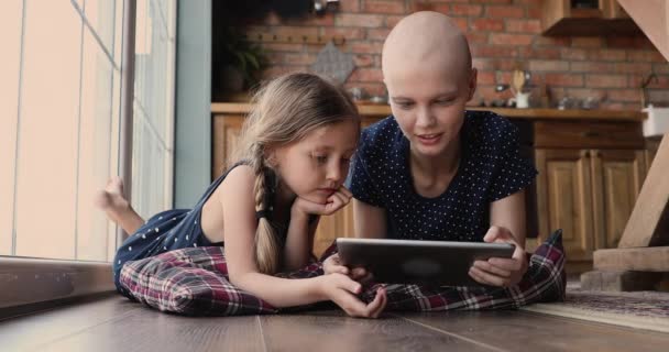 Filha com câncer de mãe paciente usando tablet desfrutar de tempo juntos — Vídeo de Stock