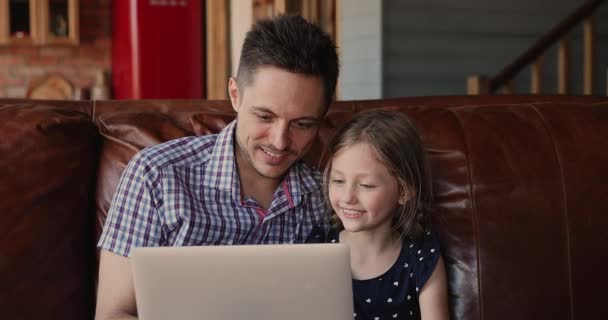 Fröhlicher Vater und kleine Tochter haben Spaß mit Laptop — Stockvideo