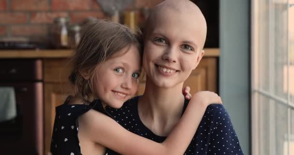 Łysina chory matka rak pacjent przytulanie z mała córka wewnątrz — Wideo stockowe