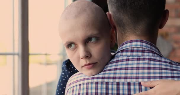 Closeup careca paciente câncer feminino abraçando o homem amado, visão traseira — Vídeo de Stock