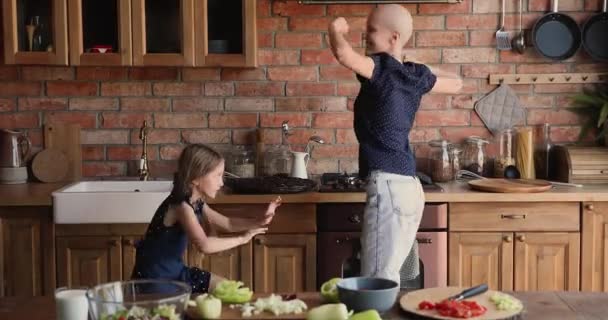 Joven enferma madre cáncer paciente bailando en cocina con hija — Vídeos de Stock
