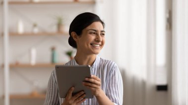 Pozitif Hint dişisi modern dijital tablet olanaklarına sahip.