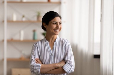 Bin yıllık başarılı Hintli kadın kollarını göğsünde kavuşturarak ayakta duruyor.