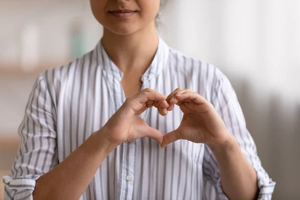 Young female cardio patient expressing gratitude to cardiologists charity givers — Stock Photo, Image