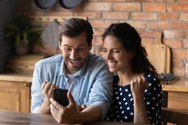 Heyecanlı çift online piyango kazanmak için cep telefonu kullanıyor