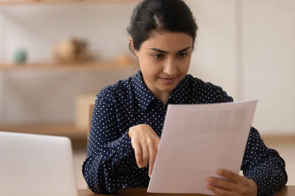 Indian female economist prepare research using electronic and paper documents — Stock Photo, Image