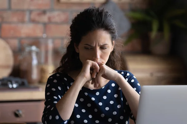 Umsichtige Frauen arbeiten am Laptop und denken oder treffen Entscheidungen — Stockfoto